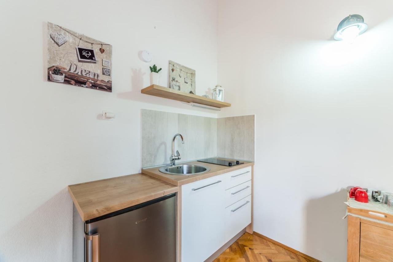 Brbinj Apartmani Bugenvilija מראה חיצוני תמונה